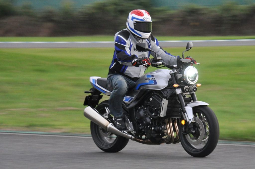 夕陽下的 HSR 九州賽道 上,CB1000F 與 Freddie Spencer 的身影相互輝映。最初是由前導車帶領,但是...