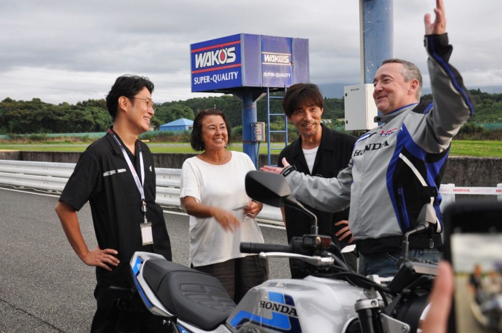 在測試結束後,Spencer 先生也將騎乘印象分享給 CB1000F 的開發負責人:原本貴之先生(左一),以及統籌 Honda 大型 FUN 車型開發的坂本順一先生(Spencer 先生左邊那位)。他微笑著說:「我非常喜歡,我想在美國也騎這台車!」