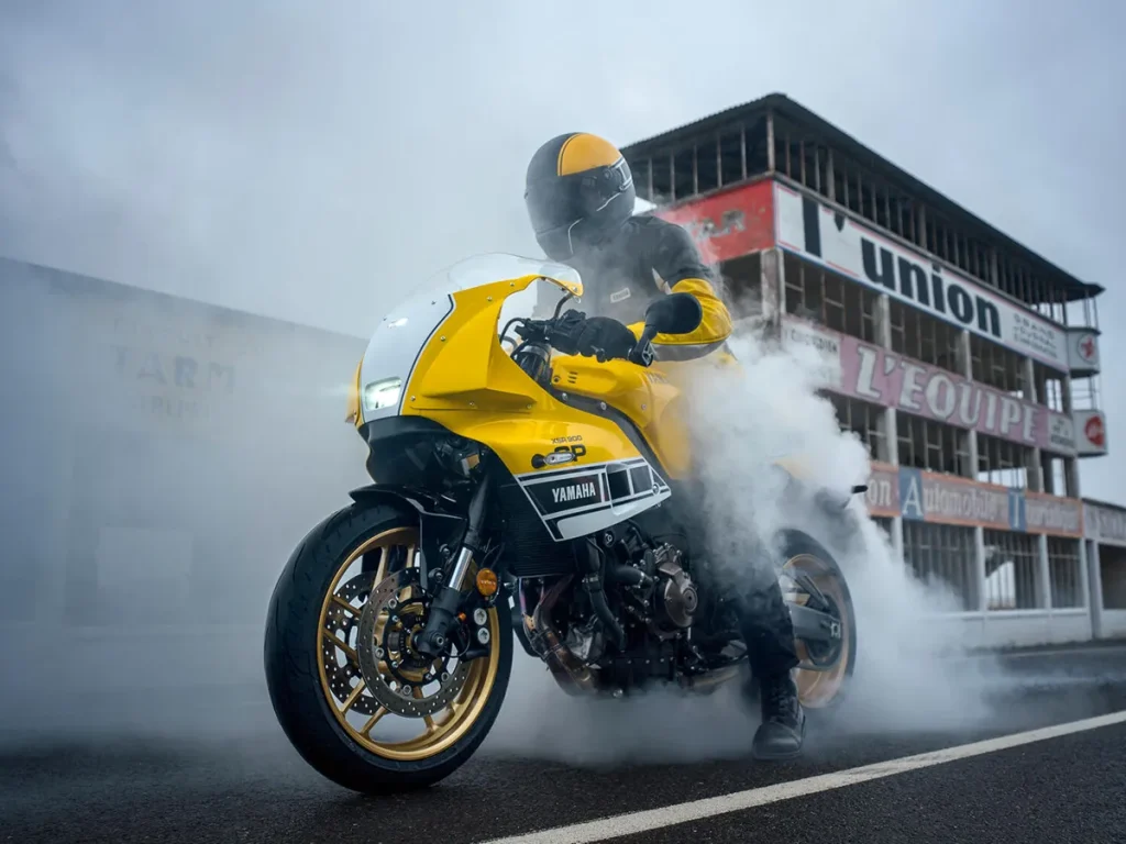 新款“传奇黄”让人想起肯尼国王在世界大奖赛上骑乘的“YZR500”