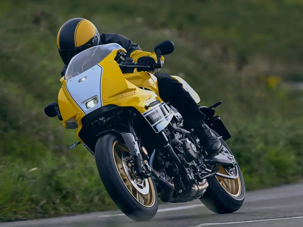 车身轻巧,重量仅 200 公斤,分离式车把营造出的运动型骑乘姿势,让人想起过去的“赛车复刻版”