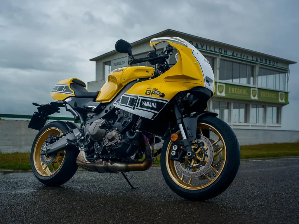 2026 年 XSR900 GP 配备了让人想起 20 世纪 80 年代大奖赛“黄金时代”的上整流罩