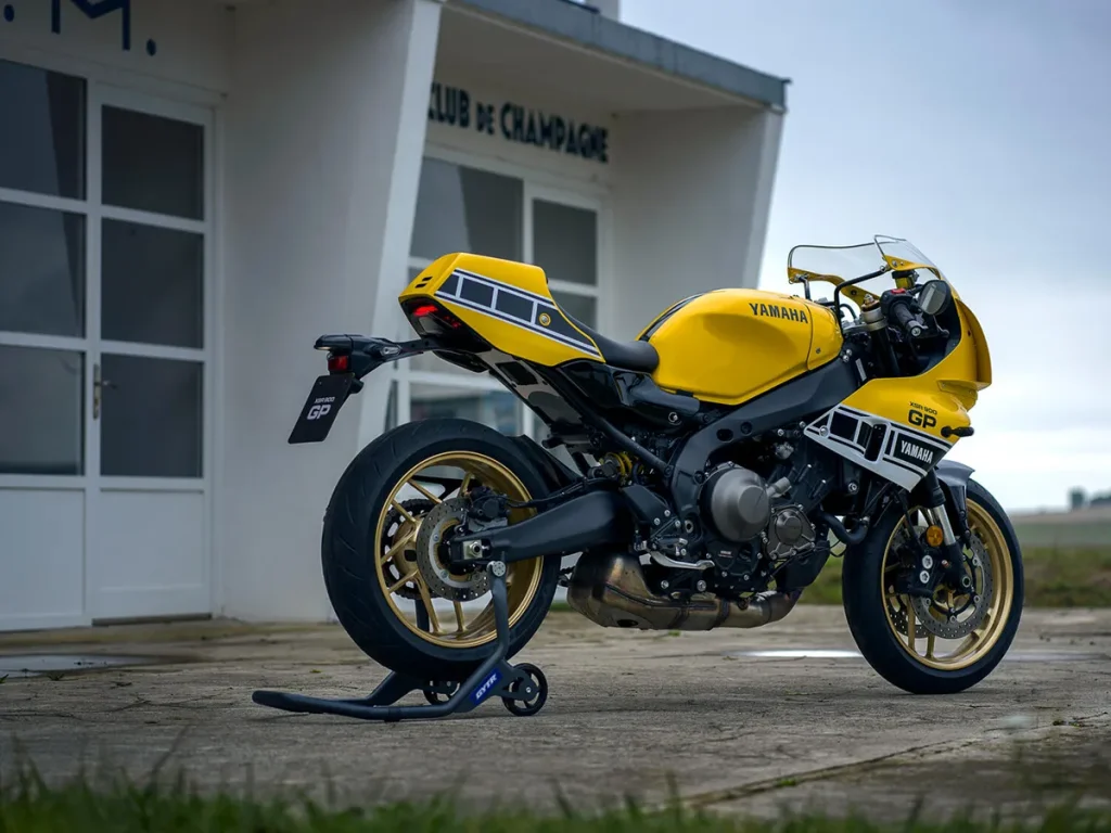 乘客座椅配有与车身颜色相匹配的座椅套,再加上棱角分明的 1980 年代风格的尾部设计,完美地展现了赛车的外观