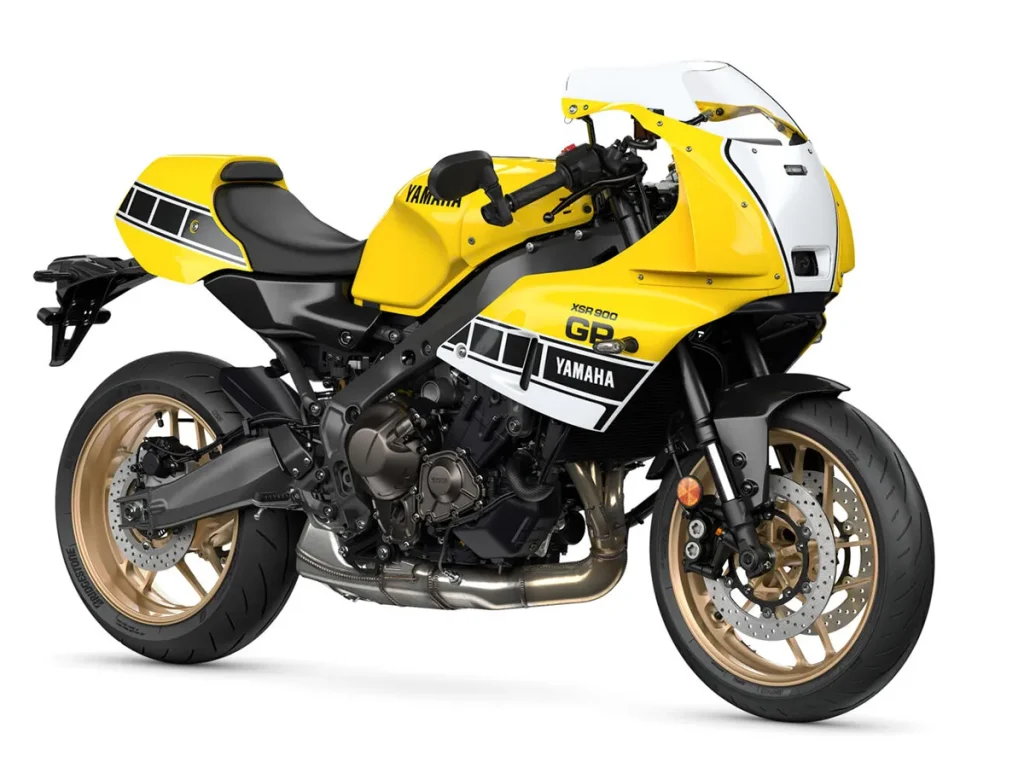 黄色底色与白色线条和黑色“频闪线”相结合,以向“美国国际色彩”致敬