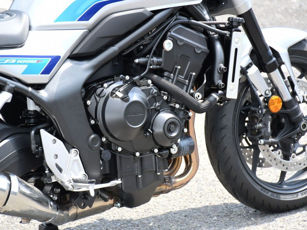 CB1000F引擎基于CB1000 Hornet,但凸轮轴和变速箱进行了改进。其缸径及冲程均为76毫米 x 55.1毫米,压缩比为11.7