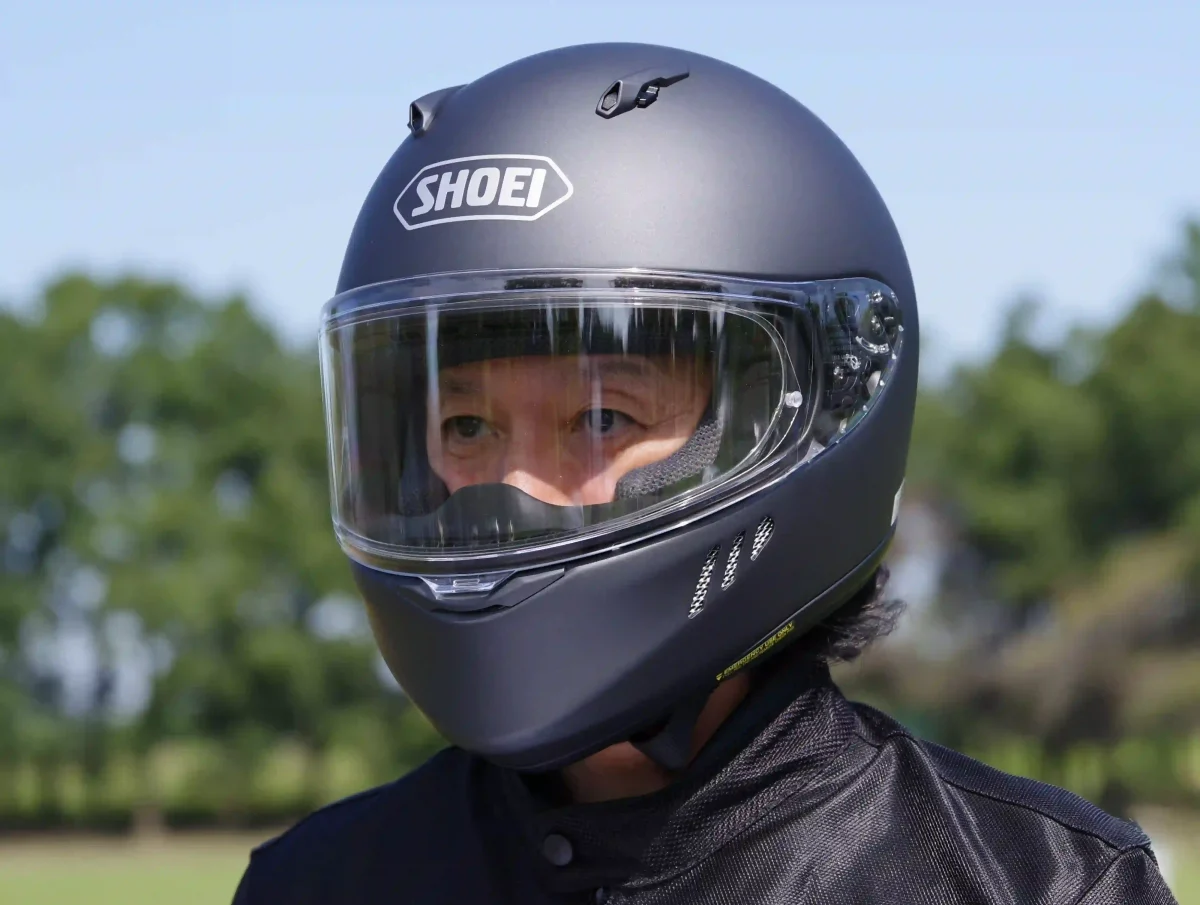 比 Z-8 更輕!SHOEI WYVERN Ø (ZERO) 深度評測,運動化配戴感與風切聲解析