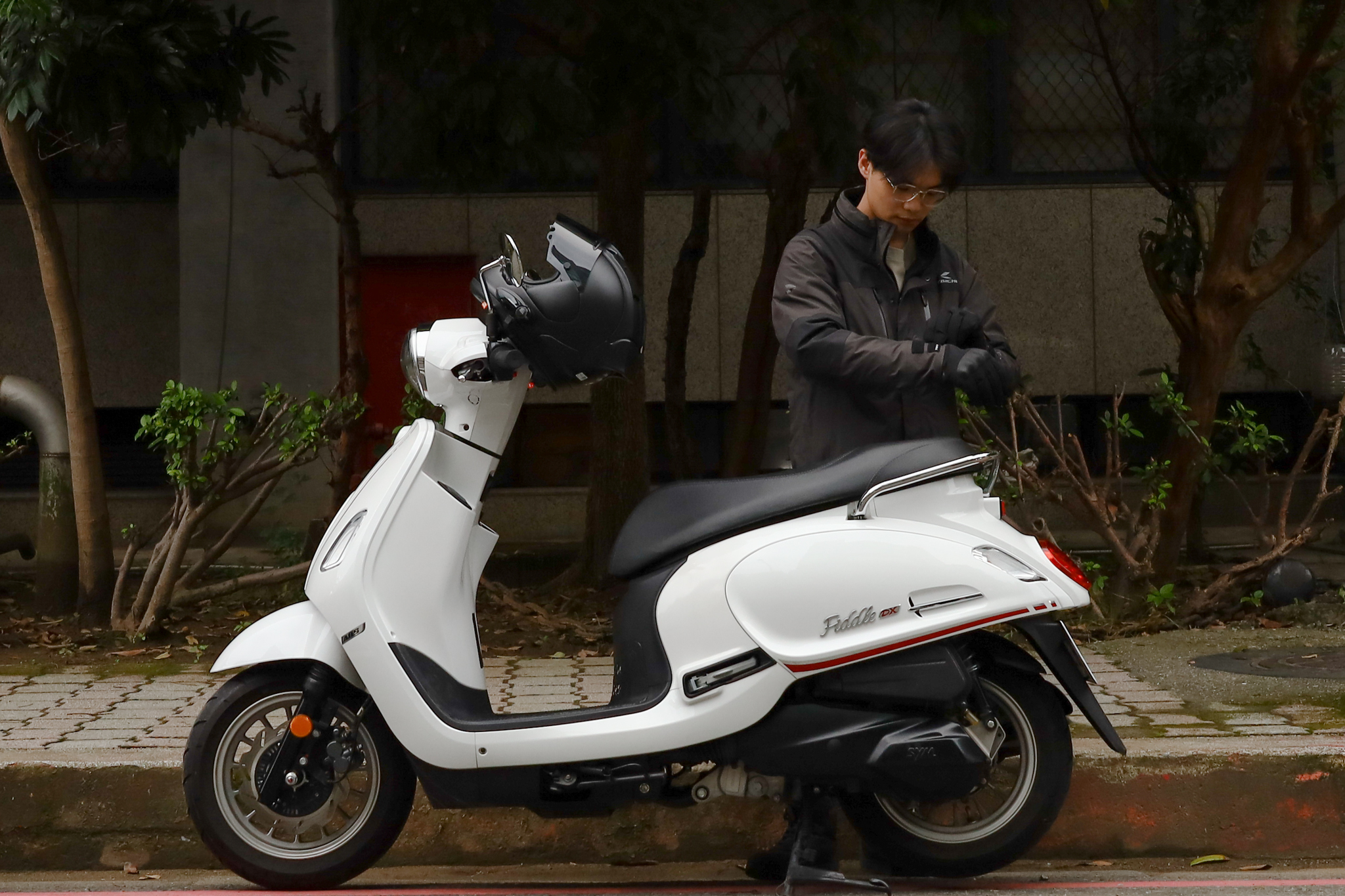 細雨車途 OOTD｜既期待又怕受傷害？雨天騎車也能帥氣防水的機車穿搭提案