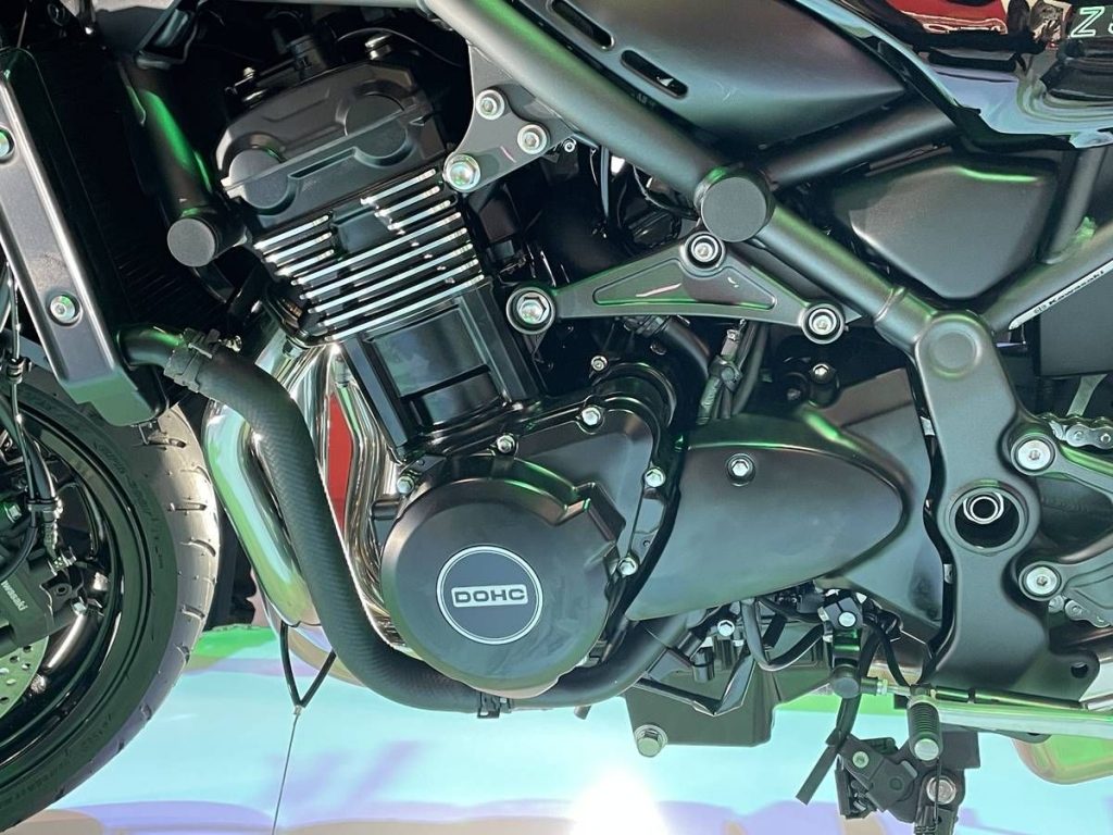 CAFE的發電機蓋上有「DOHC」標誌,這也是老爺車愛好者的必備標誌