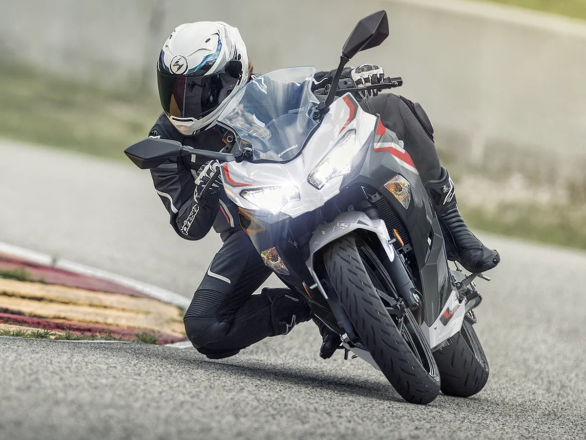 KAWASAKI Ninja 400 換新裝！2026 年式推出兩款全新配色