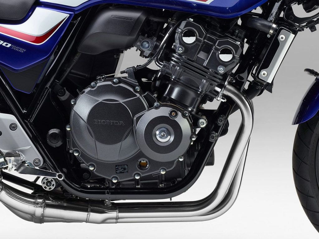 舊型 CB400SF 的引擎則起源於 1986 年的 CBR400R (NC23)。其機油濾清器配置在曲軸箱的前側。