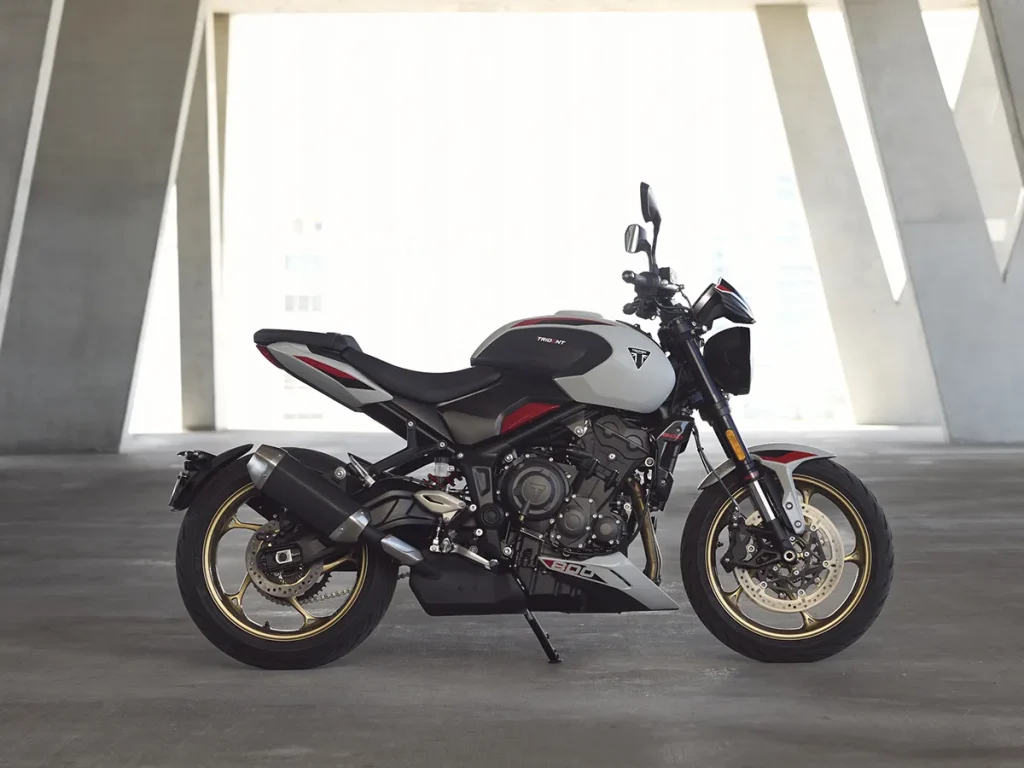 TRIDENT 800的运动形象更加强烈，各部分精心设计的零件的使用也提升了它的豪华感