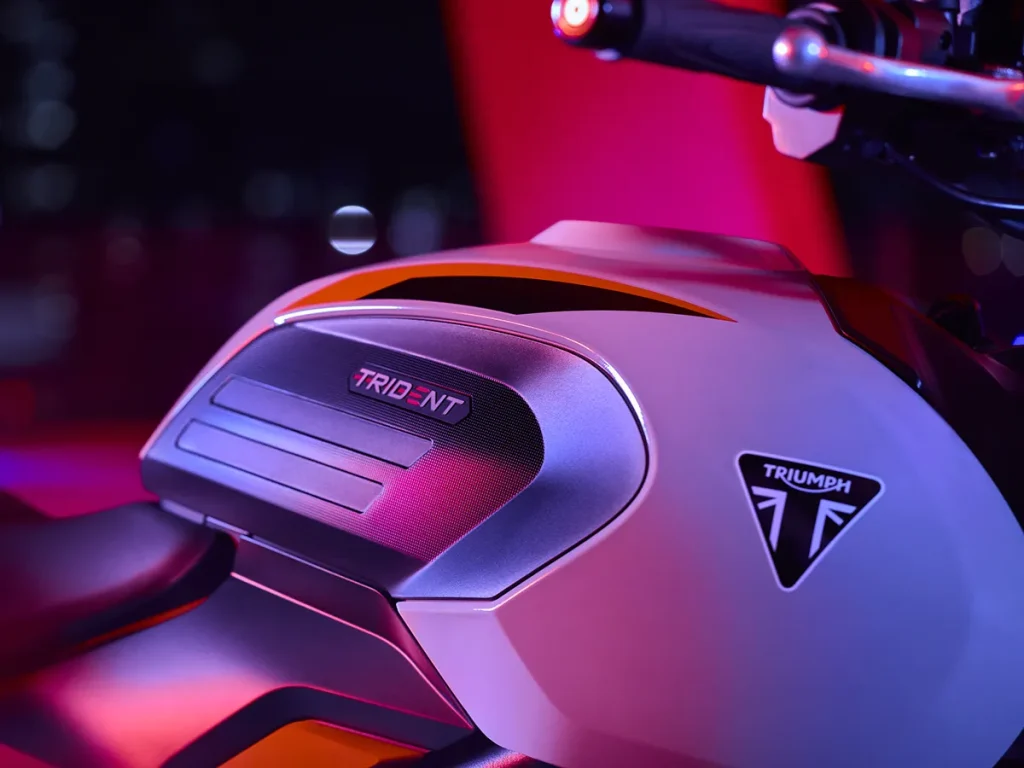 油箱采用独特的设计，Triumph 称之为“雕塑感”，容量为 14 公升