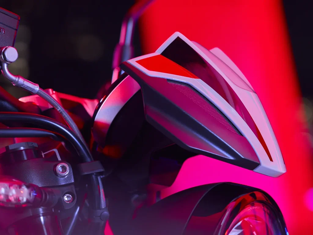 仪表上安装了一个小型遮阳板，使前部区域具有运动感，同时又不影响新古典主义设计