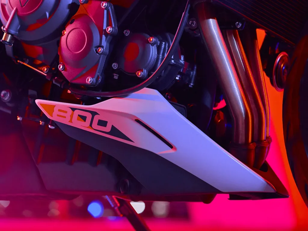 引擎盖下方有“800”标志，三个曲线优美的排气管引人注目