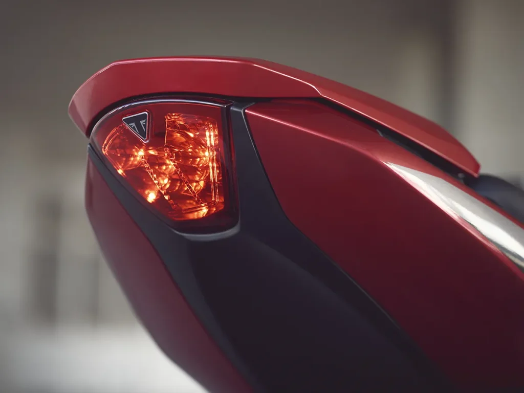 尾部整流罩采用向后收敛的设计，内嵌紧凑型 LED 尾灯