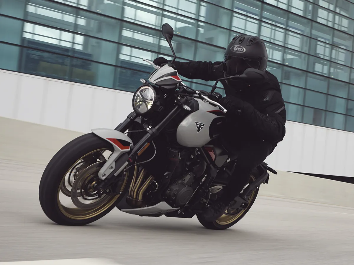 TRIUMPH Trident 800 正式发表!搭载全新 800cc 三缸引擎,马力跃升至 115 匹