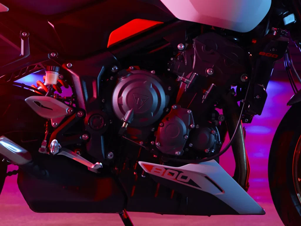 搭载水冷式DOHC 4气门3缸798cc发动机