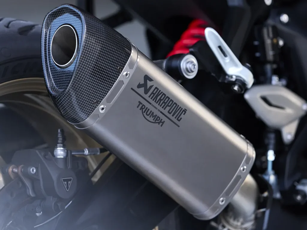 另提供已成为真正运动型排气标准的 Akrapovic 排气系统，可增强外观和声音