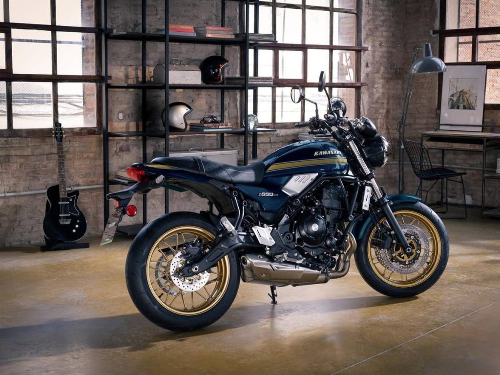 Z650RS是一款中型跑車,融合了RS系列的復古風格和靈活的並列雙缸引擎。 2026年車型將採用經典Zephyr和Z車型上也曾採用的「藍色虹彩」塗裝
