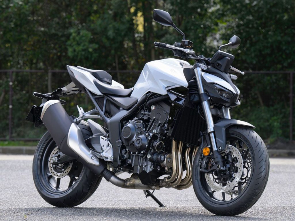 CB1000 Hornet 分为 152ps STD(1,342,000 日元)和 158ps SP(1,584,000 日元)两个级别,配备排气装置以及 Ohlins 和 Brembo 配件。照片为 STD 版本