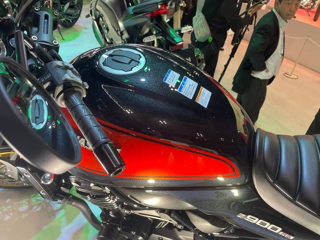 顏色為黑色金屬色,帶有深橙色飾面,據說與傳統的火球不同