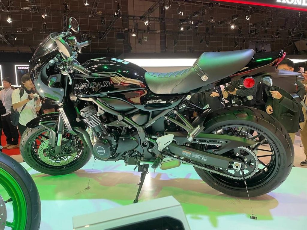 車身主體為黑色,帶有銀色細條紋和大寫字母標誌