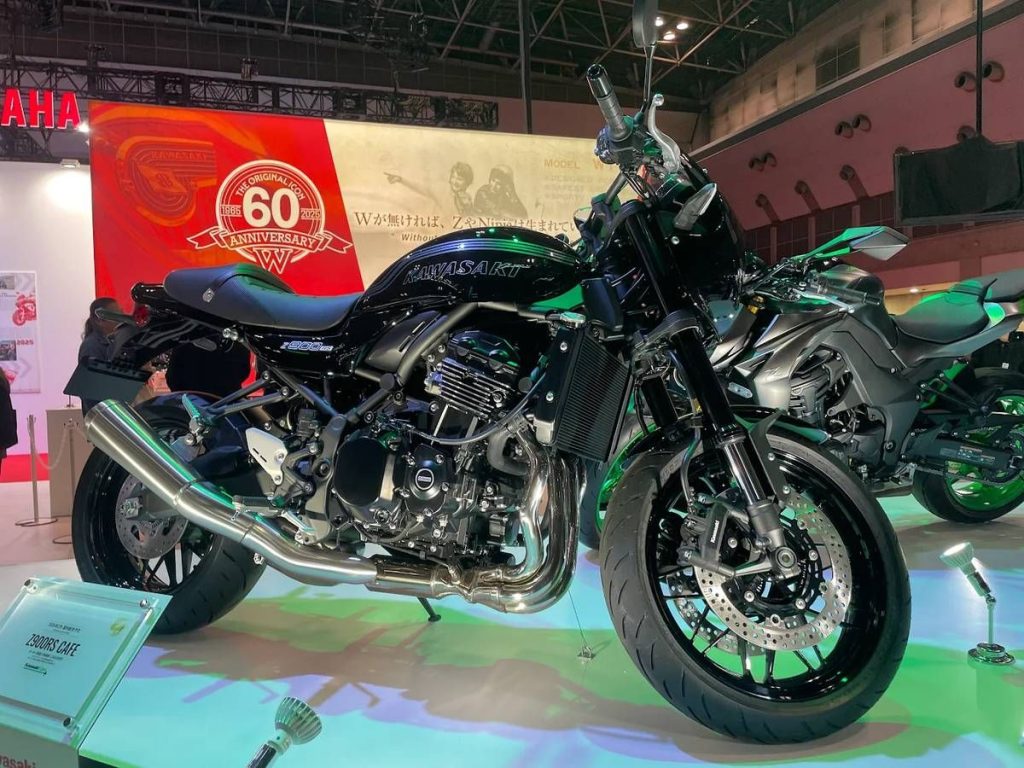 另一款車型是“Z900RS CAFE”,現在採用了 Mach! 熟悉的彩虹配色