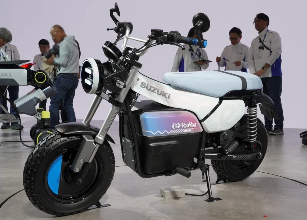 「e-VanVan」(參考展車)全球首演。這是一款對經典VanVan車型進行現代化改造的電動車。其馬達和電池採用e-Address技術,該技術已在海外投入使用