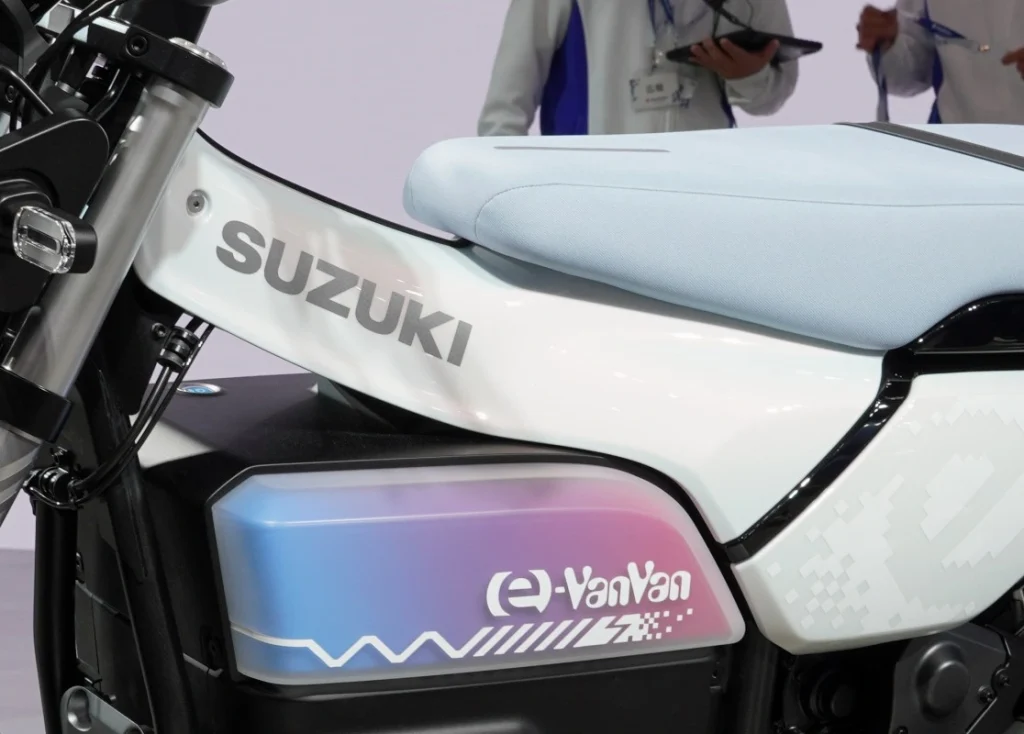 車把下方的蓋板有著優美的曲線,讓人聯想到 VanVan 的骨架式車架