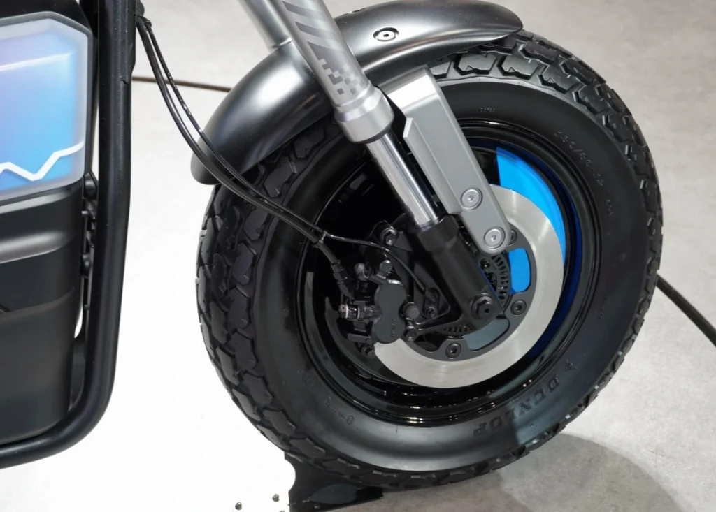 前後輪胎均為鄧祿普130/80-12。前懸吊採用倒立式前叉。此外,還配備了ABS速度感測器和相關線路