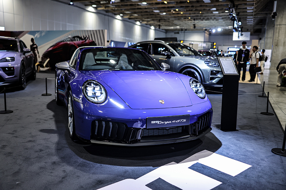 Porsche 展区吸引众多车迷驻足，亮点为全新 911 Targa 4 GTS