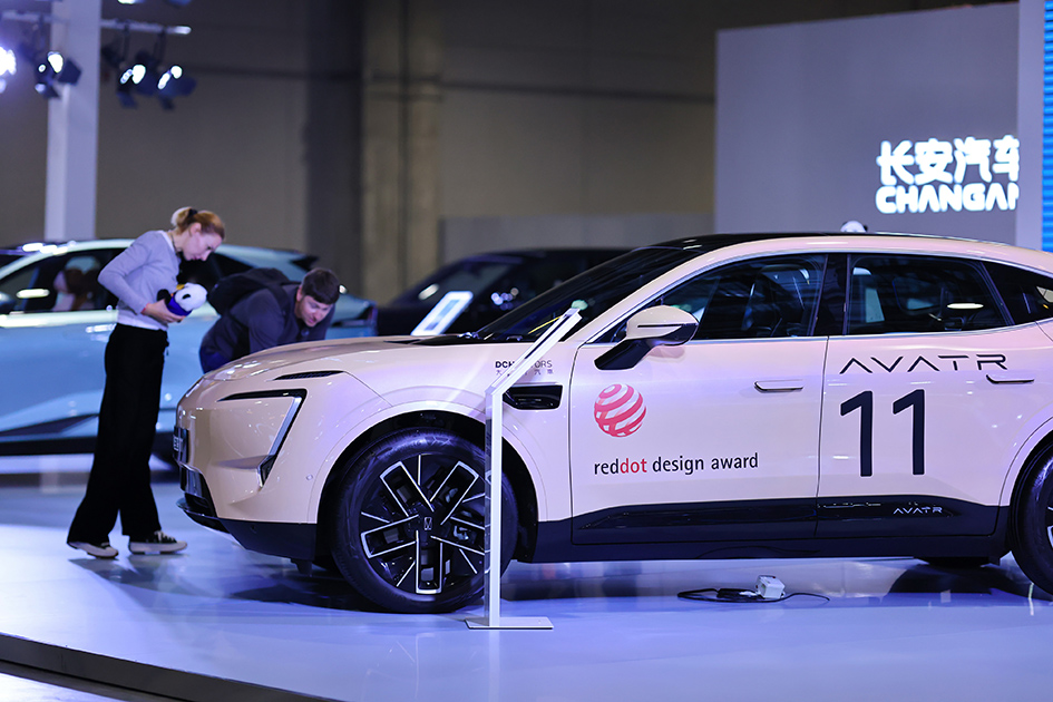 长安汽车展区以可爱熊猫吉祥物与简约设计迎接参观者，展现品牌亲和力与科技形象