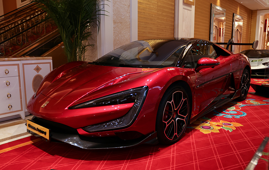 耀眼的红色超跑在澳门永利名车展中登场，成为全场最受瞩目的焦点之一