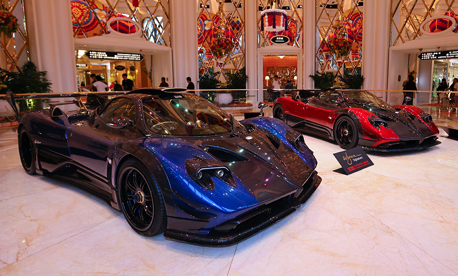 两辆 Pagani Zonda 超跑于永利名车展并列登场，展现意大利顶级工艺与赛道灵魂