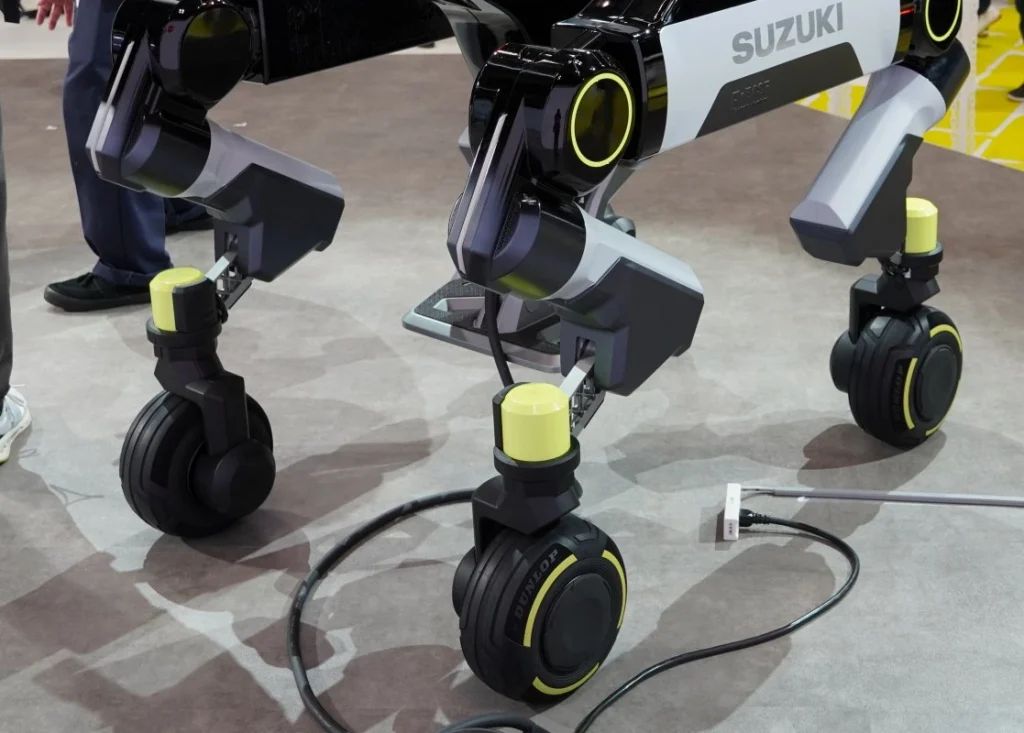 每個關節都內建了電機,轉向機構也從膝蓋改為了腳踝,提高了穩定性和操控性