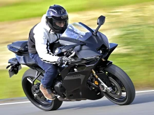 【试乘】横扫世界冠军的Supersport “YZF-R9”：街道骑乘与顶尖战力完美结合！