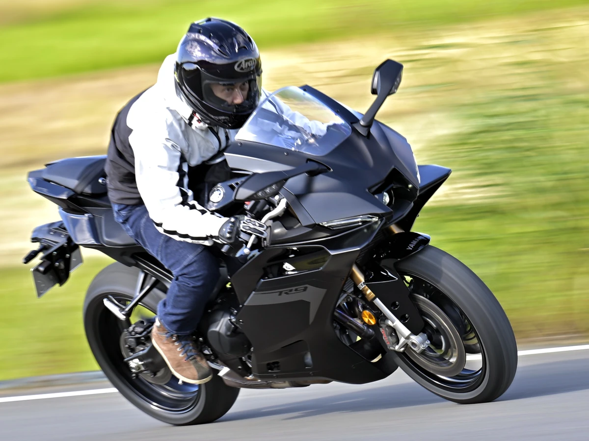 【試乘】橫掃世界冠軍的Supersport 「YZF-R9」：街道騎乘與頂尖戰力完美結合！