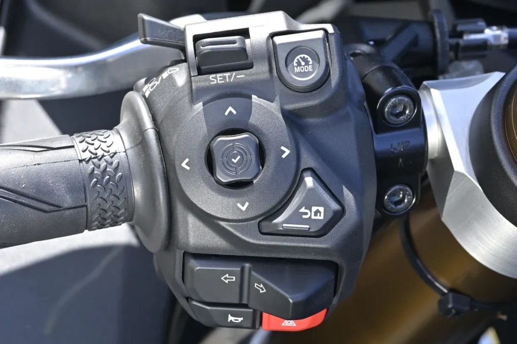 把手按鍵採柔性電路板（FPC）導入，可直覺操作多項功能。上方按鍵為定速巡航與「YVSL 可變速限系統」。