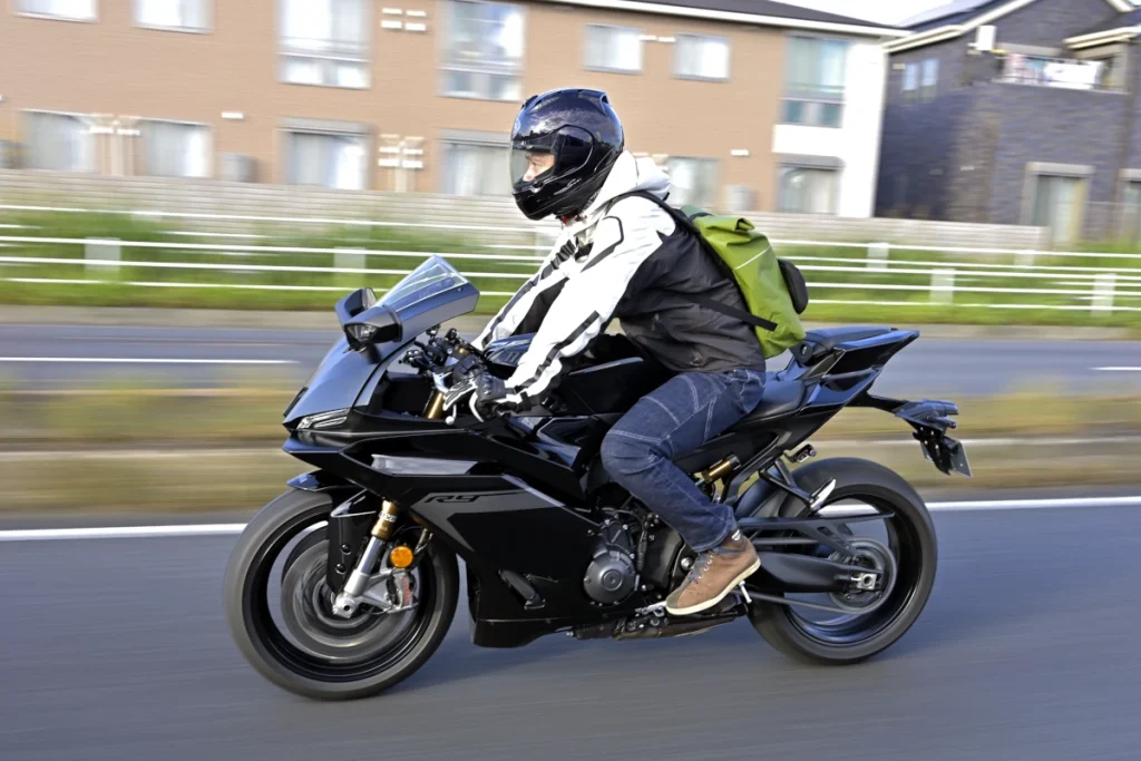 座墊長度餘裕充足，可採較挺胸姿勢，市區或巡航亦能輕鬆騎乘。