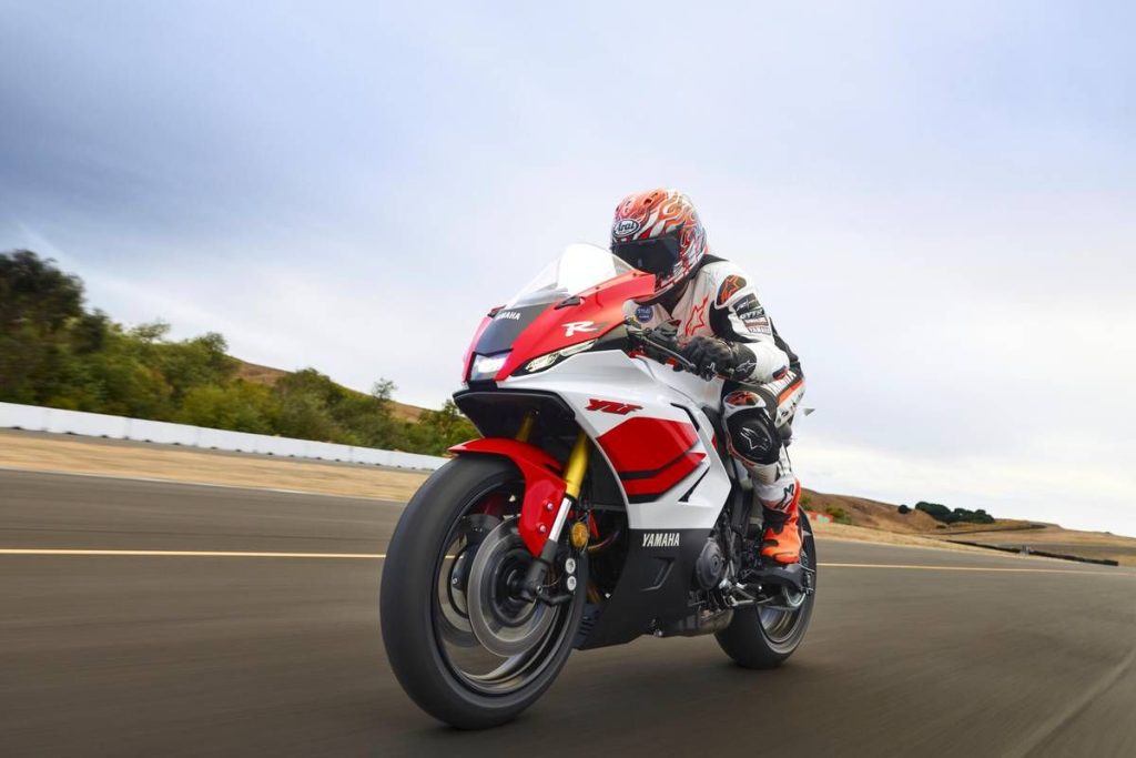 LED頭燈造型與車體構造同步調整,實現更洗練、更俐落的操控感。