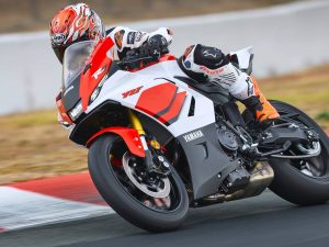 【EICMA 2025 速報】YAMAHA YZF-R7 戰力爆升！2026 年式導入 6 軸 IMU 與電控油門！