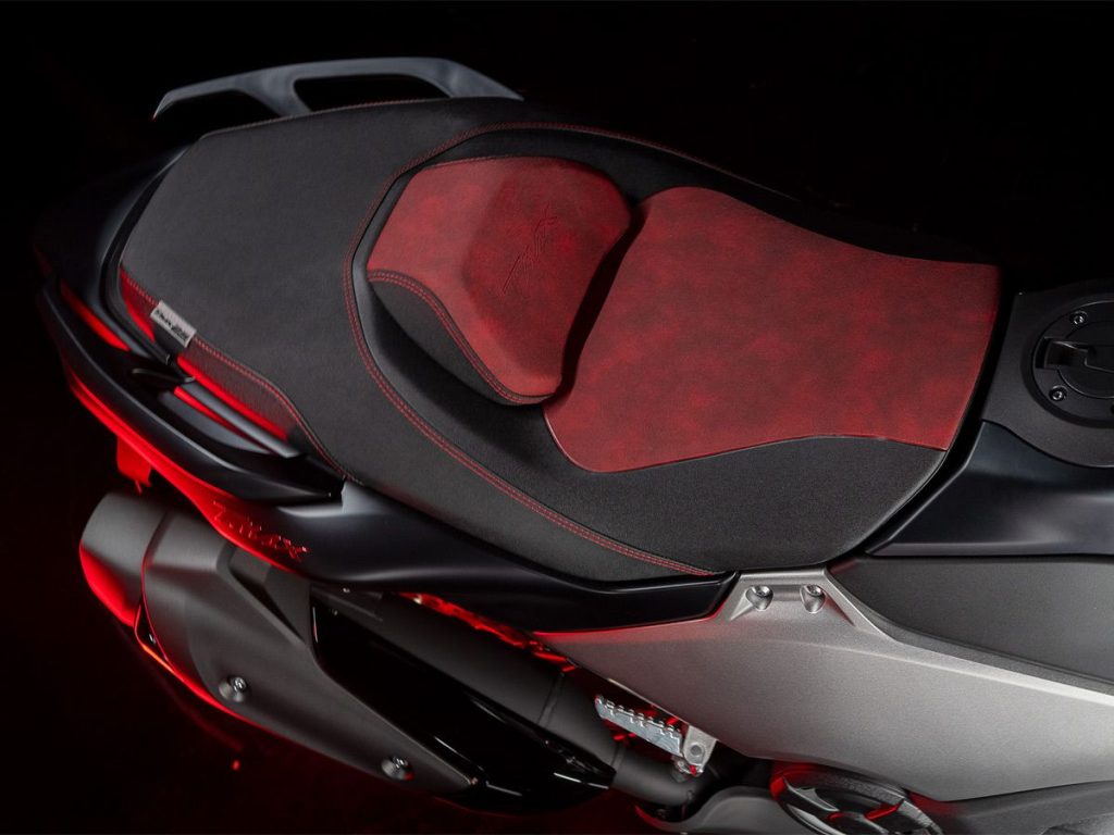 座椅採用明暗層次的專屬紅色皮革材質,並以紅色車縫線點綴,質感突出。