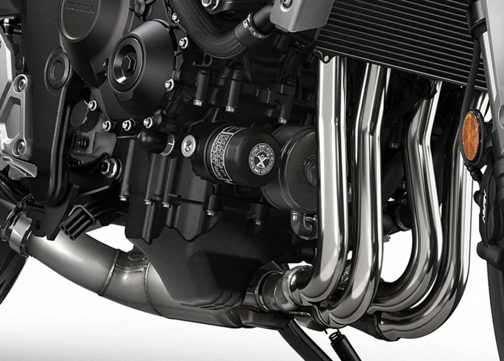 CB的排氣管與Hornet的相同,採用4合2合1的排氣收集系統。 Hornet SP沒有配備排氣閥