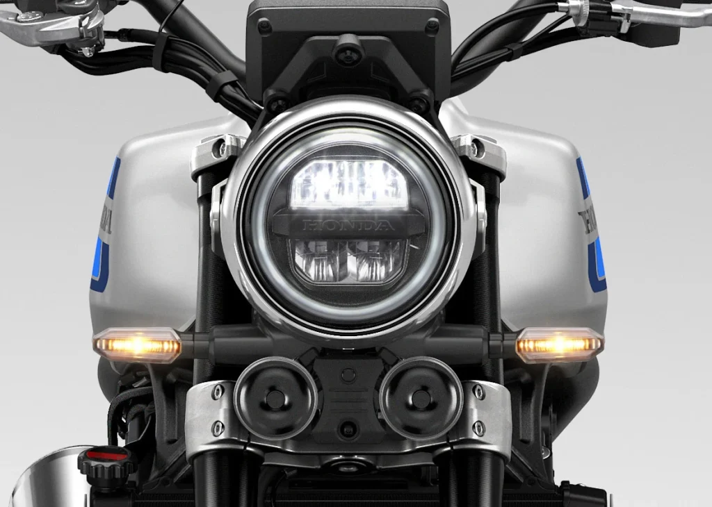 CB1000F配備圓形LED頭燈和CB750F風格的雙喇叭。它擁有標誌性的環繞燈組,低速擋時上部燈組亮起,高速擋時上下兩部分燈組同時亮起。方向燈位於頭燈底部