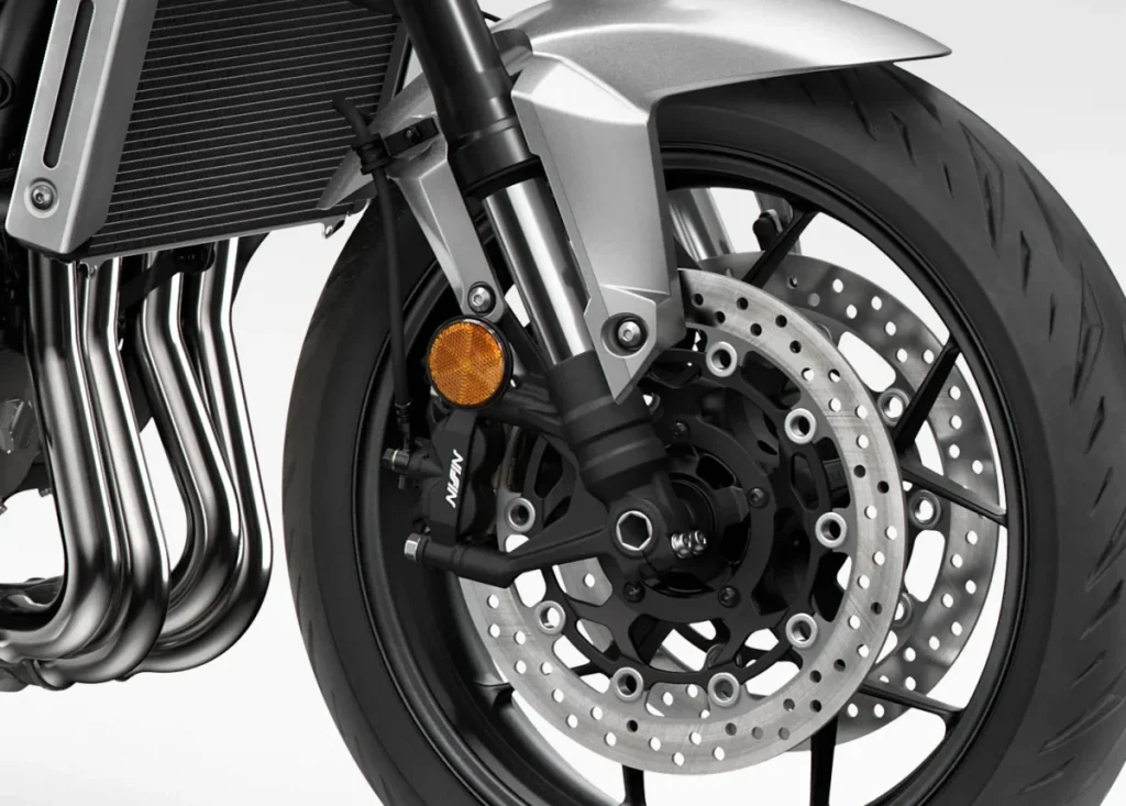 CB車型採用41毫米Showa SFF-BP煞車碟盤,搭配310毫米煞車碟盤和Nissin對置四活塞徑向安裝卡鉗。車輛進行了精細的調校,包括煞車油管膨脹率的調整。 CB和Z車型均可調整回彈/壓縮阻尼力和預載