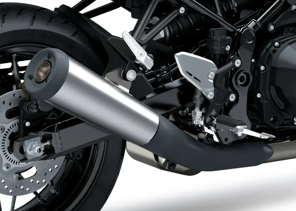 新款Z的喇叭形消音器比上一代長70毫米,並採用了全新設計的螺栓連接式尾段。照片中所示的標準款是一款表面經拉絲處理的中空雙層結構排氣頭段,採用黑色塗層,不易褪色