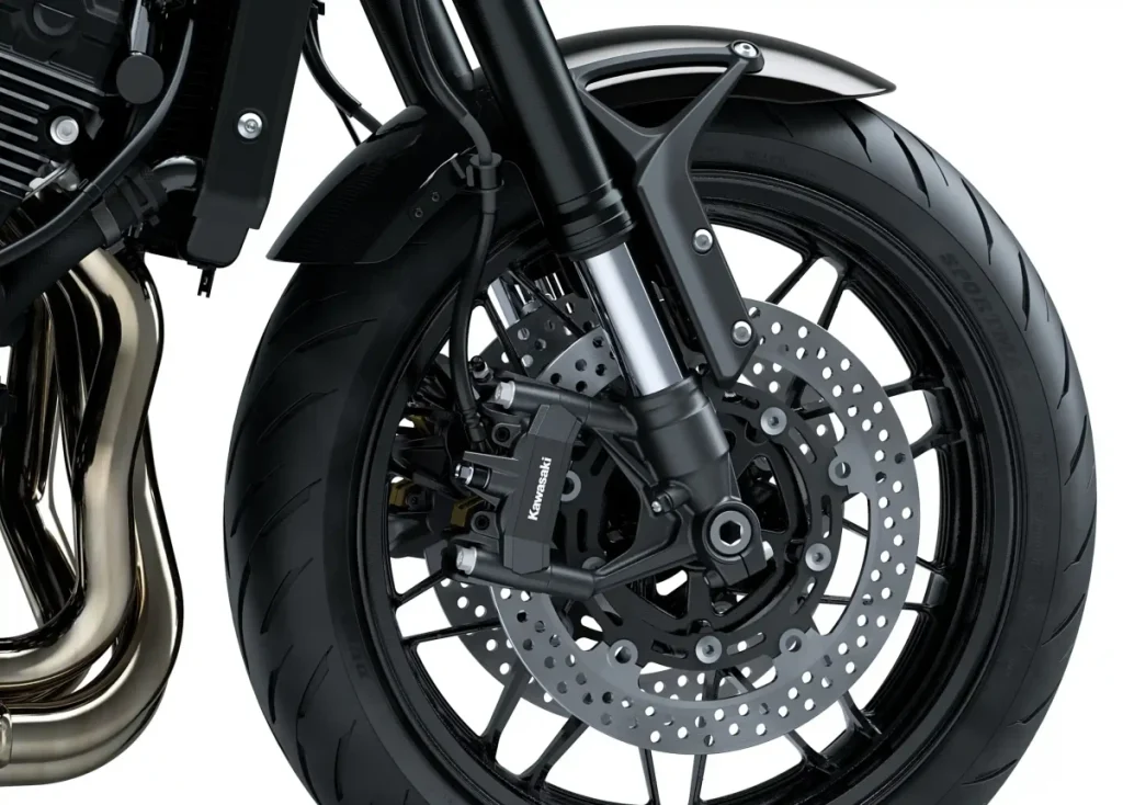 Z900RS STD(黑色球版)配備 φ41mm 倒置式前叉、φ300mm 碟式煞車碟盤和 Tokico 對置四活塞徑向安裝卡鉗。卡鉗採用陽極氧化處理並雷射鵰刻