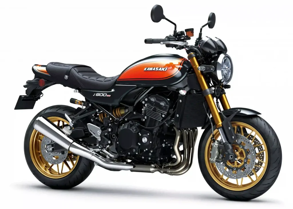 新款 Z900RS SE。油箱和其他外部部件採用了 Z1 系列典型的圓潤復古設計。 2026 年車型的外觀與前代車型相同,但主要變化在於座椅和消音器