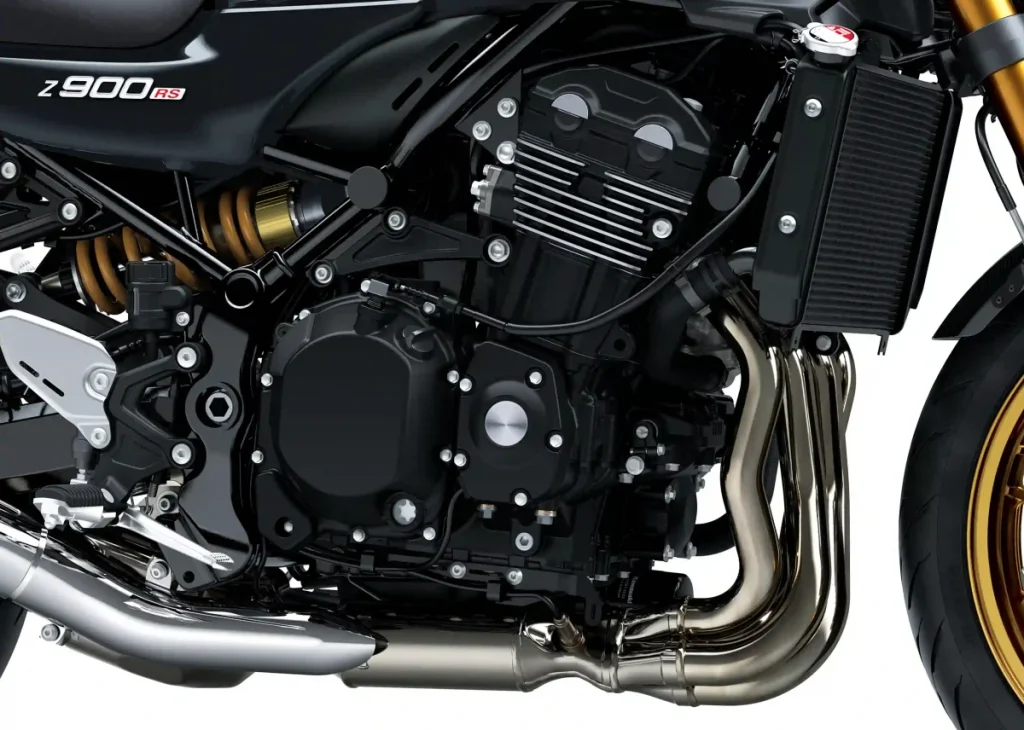 Z900RS的948cc直列四缸引擎的特色在於其汽缸蓋上的風冷散熱片,讓人聯想到Z1。引擎蓋也採用了源自Z1的傳統設計。三根主軸呈直線排列,更增添了復古氣息
