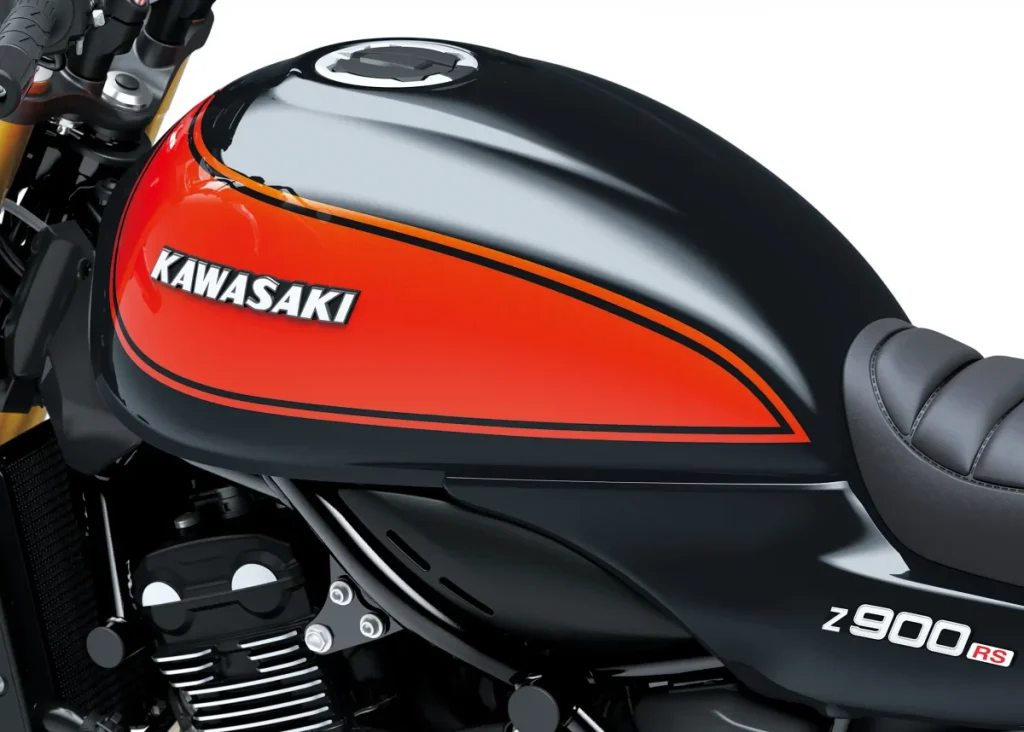 Z900RS 擁有流線型的水滴形油箱,從上方看顯得容量很大,但從側面看則很纖薄