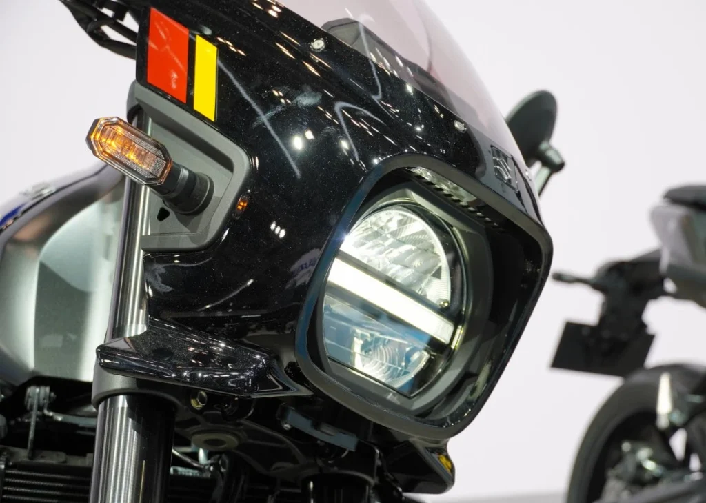 8T車型的頭燈兼作示位燈,方向燈不亮。馬蹄形頭燈的設計靈感來自經典的T500車型